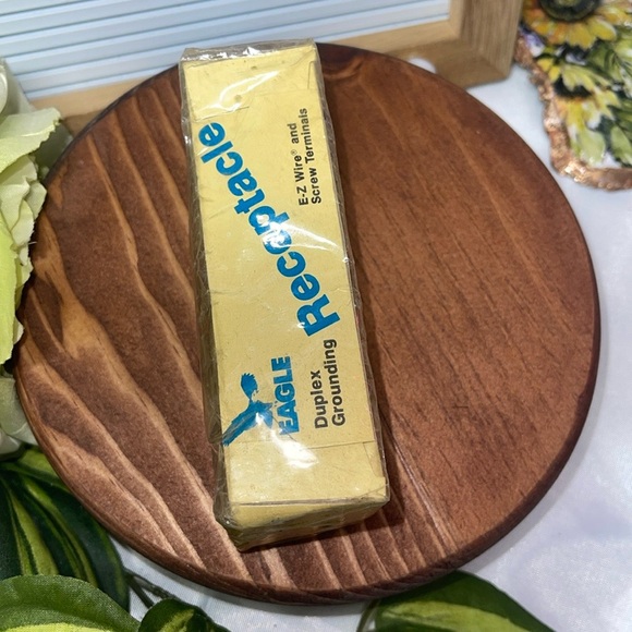 Eagle Duplex Grouping Receptacle 15A-125V - Ivory box has some wear - Picture 2 of 4